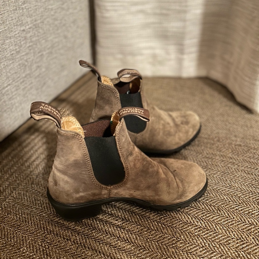 BLUNDSTONE BROWN HEELED BOOTS